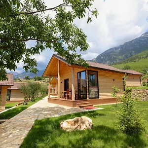 Bujtina Kapinova , Berat Albanië