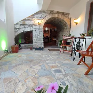 Bujtina Veritos , Berat Albanië
